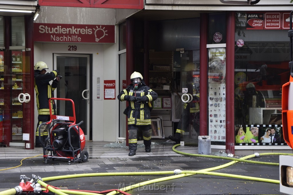 Feuer 2 Koeln Nippes Neusserstr P118.JPG - Miklos Laubert